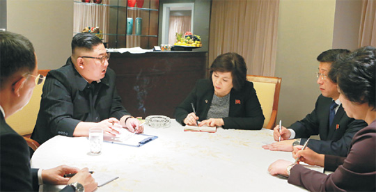 김정은 북한 국무위원장이 26일 베트남 하노이에서 실무대표단의 보고를 받았다고 조선중앙통신이 27일 보도했다. 김 위원장 오른쪽부터 시계방향으로 최선희 외무성 부상, 김혁철 대미특별대표, 김성혜 통일책략실장, 리용호 외무상.  연합뉴스