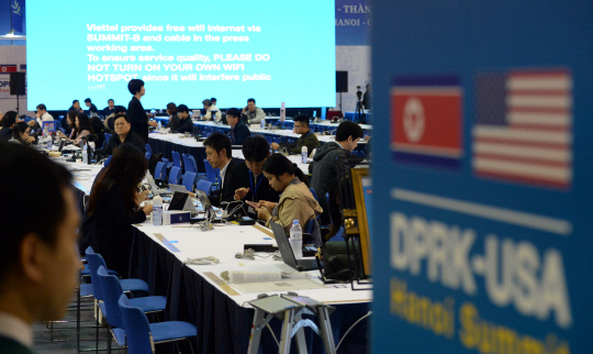 2차 미·북 정상회담 취재를 위해 각국에서 모여든 기자들이 27일 오전 베트남 하노이 우정노동문화궁전에 마련된 국제미디어센터(IMC)에서 기사를 작성하고 있다.