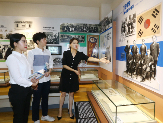 지난해 8월 개보수 공사를 마친 서울 강남구 도산안창호기념관에서 기념관 관계자가 관람객들에게 전시물에 대해 설명하고 있다. LG그룹 제공