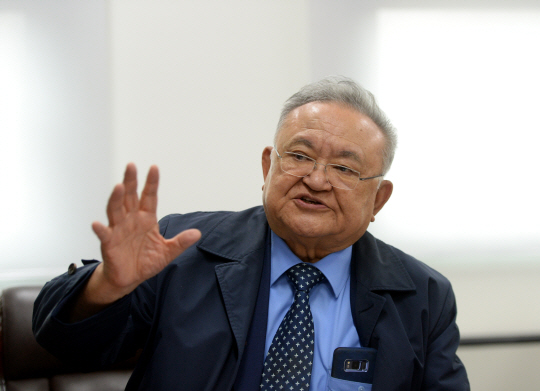 신용하 서울대 명예교수는 강단을 떠난 지 오래됐지만 요즘도 “아침에 연구실이나 도서관으로 출근해 오후 6시에 퇴근합니다. 평생 해온 책 읽고 연구하는 게 지금도 나의 일과입니다”라고 말했다. 지난 20일 서울 서초구 대한민국학술원 회의실에서 인터뷰하고 있는 신 명예교수.  김선규 기자 ufokim@