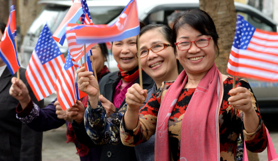 미·북정상회담 이틀째인 28일 베트남 하노이 주민들이 회담 장소인 소피텔 레전드 메트로폴 호텔 인근에서 성조기와 인공기를 손에 들고 성공적인 회담을 기원하고 있다.