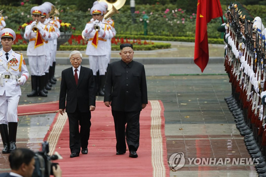 (하노이 VNA=연합뉴스) 김정은 북한 국무위원장과 응우옌 푸 쫑 국가주석이 1일(현지시간) 베트남 하노이 주석궁에서 열린 공식환영식에서 의장대를 사열하고 있다. 2019.3.1