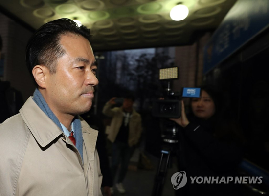 (서울=연합뉴스) 손석희 JTBC 대표이사를 폭행치상 혐의 등으로 고소한 프리랜서 기자 김웅씨가 1일 오전 서울 마포경찰서에 출석하고 있다. 마포경찰서는 폭행치상·협박·명예훼손 혐의로 손 대표를 고소한 사건의 고소인, 공갈미수·협박 혐의로 손 대표로부터 고소당한 사건의 피고소인 신분으로 김 기자를 조사할 예정이다. 2019.3.1