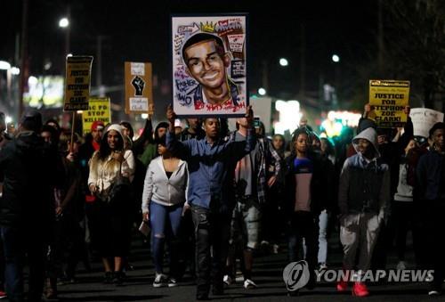 경찰의 흑인청년 오인사살 항의시위