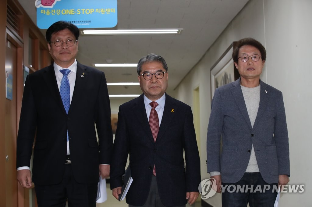 (서울=연합뉴스) 사립유치원단체 한국유치원총연합회(한유총)가 개학연기를 강행키로 한 3일 오후 서울 종로구 서울시교육청에서 조희연 서울교육감(오른쪽부터), 이재정 경기교육감, 도성훈 인천교육감이 이와 관련한 기자회견을 하기 위해 입장하고 있다.