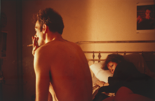 낸 골딘, ‘침대 속 낸과 브리안, 뉴욕’ 1983 사진 39.4×58.9㎝, 2012 Nan. MoMA 소장