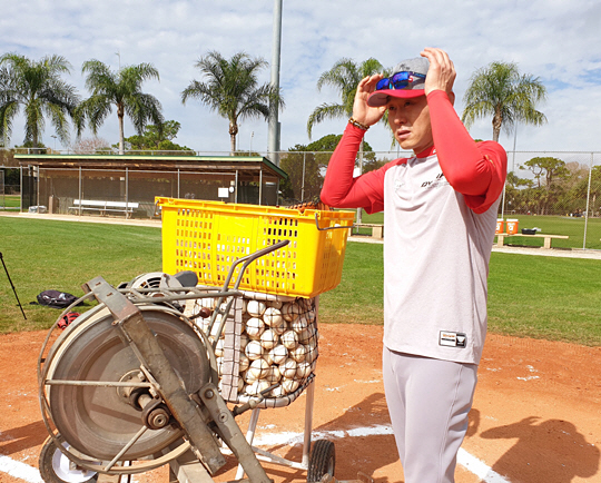 박경완 SK 수석코치는 “올해 스프링캠프 훈련량은 줄었지만 집중력은 부쩍 향상됐다”면서 “선수가 못하면 코치 책임이기에 한시도 긴장을 늦출 수 없다”고 강조했다.   SK 제공