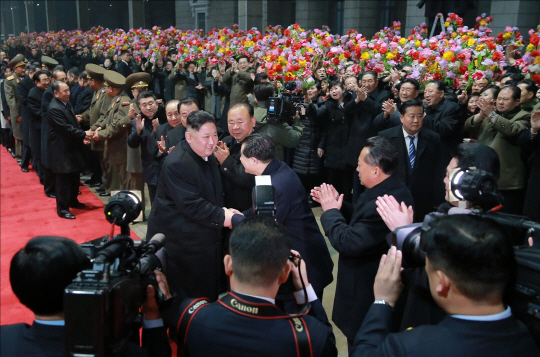 김정은 북한 국무위원장이 2월 27∼28일 베트남 하노이에서 2차 미·북 정상회담을 가진 뒤 특별열차 편으로 5일 오전 평양역에 도착, 환영나온 인파 속에서 주요 간부들의 인사를 받고 있다고 북한 노동당 기관지 노동신문이 이날 보도했다.   연합뉴스