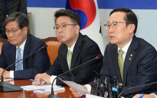 홍영표(오른쪽) 더불어민주당 원내대표가 5일 오전 국회에서 열린 원내대책회의에서 모두발언을 하고 있다. 오른쪽부터 홍 원내대표, 이철희 원내수석부대표, 신동근 의원.