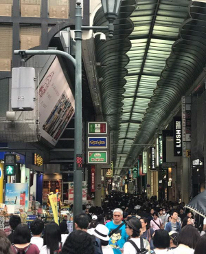 일본 오사카 신사이바시 상가 거리.