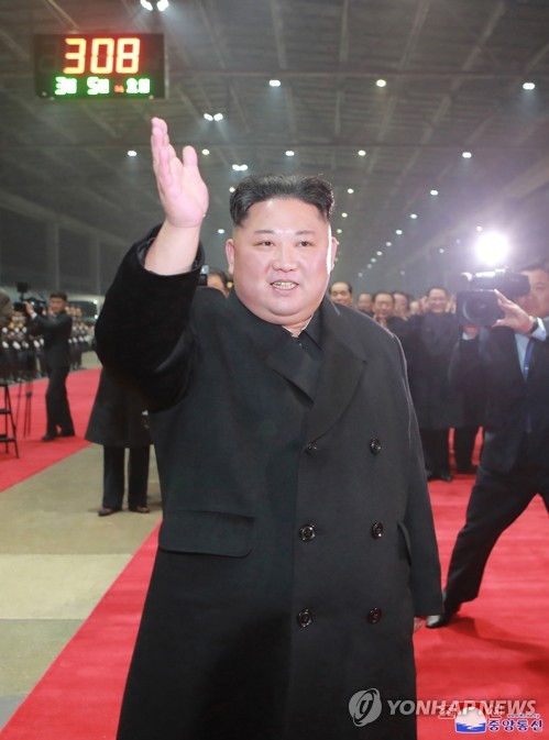 북한 조선중앙통신은 김정은 국무위원장이 베트남 공식방문을 마치고 5일 오전 전용열차로 평양에 도착했다고 보도했다.