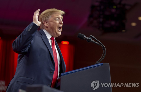 미국 보수정치행동회의 행사에서 연설하는 도널드 트럼프 미 대통령 [EPA=연합뉴스]