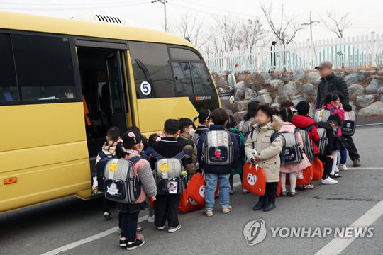(광주=연합뉴스) 한국유치원총연합회(한유총) 광주지회가 개학 연기 방침을 철회한 가운데 4일 오전 광주 광산구 한 유치원에 원생들이 등원하고있다. 2019.3.4