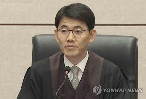 재판 진행 중인 성창호 부장판사 [연합뉴스 자료사진]