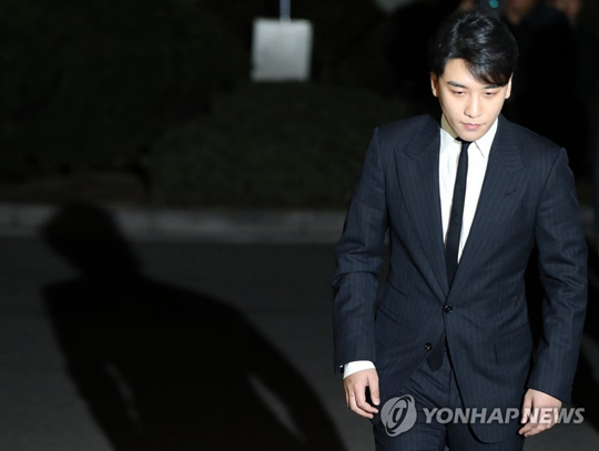 (서울=연합뉴스) ‘해외 투자자 성접대’ 의혹을 받고 있는 그룹 빅뱅의 승리가 27일 조사받기 위해 서울지방경찰청으로 들어서고 있다. 서울지방경찰청 광역수사대는 승리를 상대로 성접대 의혹을 비롯해 그동안 불거진 의혹 전반을 조사할 방침이다. 2019.2.27