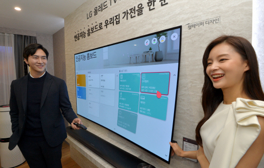 LG전자가 2세대 인공지능 ‘LG 올레드 TV ThinQ’와 ‘LG 슈퍼 울트라 HA TV AI ThinQ’ 등 2019년형 인공지능 TV를 출시한 가운데 모델들이 6일 오전 서울 강서구 LG사이언스파크에서 신제품을 선보이고 있다.