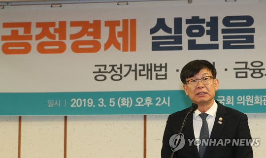 (서울=연합뉴스) 김상조 공정거래위원장이 5일 국회 의원회관에서 더불어민주당 김병욱 의원실과 공정거래위원회 공동주최로 열린 ‘공정경제 실현을 위한 입법과제는? 공정거래법 · 상법 · 금융그룹감독법 개정을 중심으로’ 토론회에서 인사말을 하고 있다.