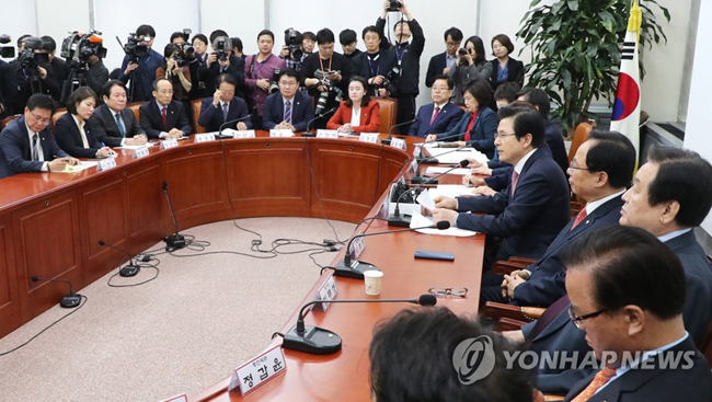 (서울=연합뉴스) 자유한국당 황교안 대표(오른쪽 세번째)가 6일 오전 국회에서 열린 최고위원·중진의원 연석회의에서 발언하고 있다.