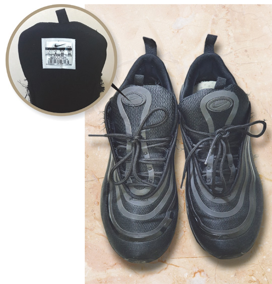 문화일보 취재진이 한 포털사이트 쇼핑서비스 판매자를 통해 구입한 나이키 운동화. 운동화 설포(tongue)와 상품 정보가 적혀 있는 태그(tag)의 마감이 허술하다.