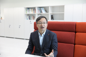 < R&D로 위기 넘는다 >“식품 냉동탑차 습도·온도 조절도 AI가 수행”