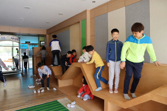광주광역시 극락초교 학생들이 초록우산어린이재단 광주아동옹호센터가 학교에 설치한 ‘낙낙놀이터’에서 신나게 뛰놀며 즐거운 시간을 보내고 있다. 초록우산어린이재단 제공