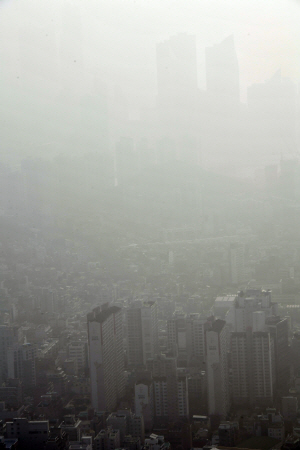 부산 전 지역에 사흘째 초미세먼지 주의보가 발효 중인 가운데 7일 오전 수영구 금련산 전망대에서 바라본 부산 도심이 초미세먼지와 연무에 뒤덮여 있다.  뉴시스