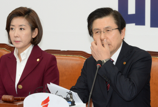 황교안(오른쪽) 자유한국당 대표가 7일 오전 국회에서 열린 최고위원회의 도중 모두발언을 하다 얼굴을 만지고 있다. 왼쪽은 나경원 원내대표. 김호웅 기자 diverkim@
