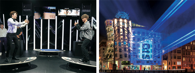 2월 25일 태국 방콕의 대형 쇼핑몰 센트럴 월드에서 열린 ‘갤럭시 S10’ 출시 행사에서 참석자들이 제품을 체험하고 있다.(왼쪽 사진) 같은달 22일 체코 프라하의 ‘춤추는 건물(Tancici dum)’에서 ‘갤럭시 S10’ 출시를 앞두고 레이저 광고 행사가 열리고 있다.  삼성전자 제공