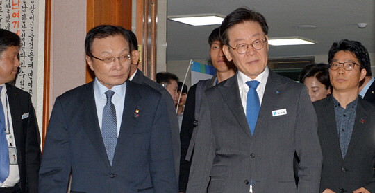 이해찬(왼쪽) 더불어민주당 대표와 이재명(왼쪽 두번째) 경기지사가 8일 오전 경기 수원시 팔달구 경기도청에서 열린 ‘더불어민주당-경기도 예산정책협의회’에 참석하기 위해 회의장에 들어서고 있다. 김낙중 기자 sanjoong@