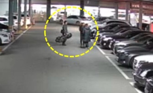 범행 후 주차장에 서성이는 A씨 일당 [부산 사상경찰서 제공]