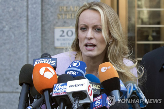 지난해 4월 미 언론들과 인터뷰하는 스테파니 클리포드 [AP=연합뉴스 자료사진]