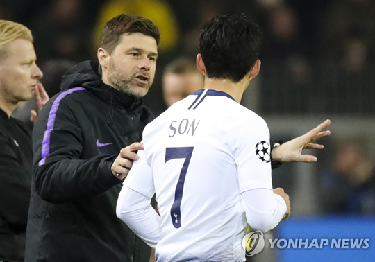 손흥민에게 전술 변화 지시하는 포체티노 감독[EPA=연합뉴스]