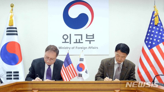 【서울=뉴시스】한미 방위비분담금 협상 수석대표인 장원삼(오른쪽) 외교부 방위비분담협상 대표와 티모시 베츠 미 국무부 방위비분담협상 대표가 10일 오후 서울 종로구 외교부 청사에서 제10차 방위비분담금 특별협정문에 가서명하고 있다. 2019.2.10. (사진=외교부 제공)