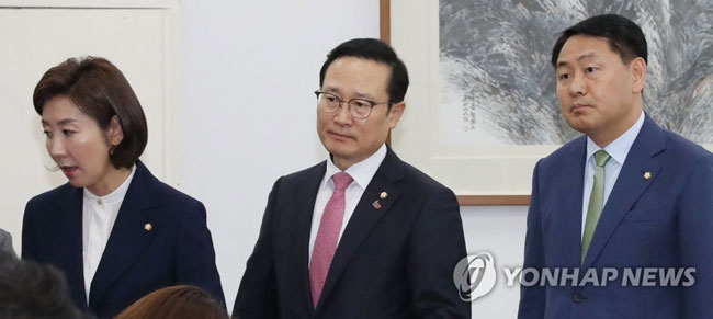 (서울=연합뉴스) 더불어민주당 홍영표(가운데)·자유한국당 나경원(왼쪽)·바른미래당 김관영 원내대표가 6일 오후 긴급회동을 마치고 미세먼지 관련 법안 처리 방침을 기자들에게 밝힌 후 국회 운영위원장실을 나서고 있다.