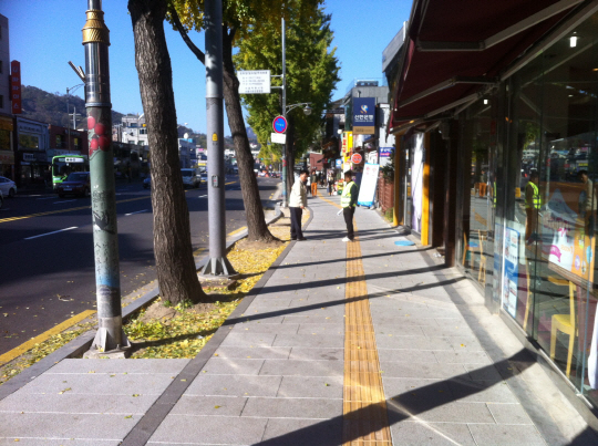 친환경보도로 변신한 서울 종로구 자하문로.  종로구청 제공