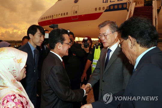 (반다르스리브가완[브루나이]=연합뉴스) 문재인 대통령이 10일 오후 아세안 3개국 순방 첫 방문지인 브루나이 반다르스리브가완 브루나이 국제공항에 도착해 아부 바카르 내무부 장관의 영접을 받고 있다. 2019.3.10