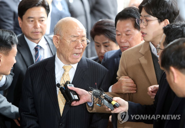 (광주=연합뉴스) 전두환 전 대통령이 5·18 민주화운동 관련 피고인으로 11일 광주지방법원에 들어서며 기자들이 질문하자 “왜 이래”라며 뿌리치고 있다. 전씨는 2017년 4월 출간한 회고록에서 5·18 당시 헬기사격을 목격했다고 증언한 고(故) 조비오 신부를 ‘성직자라는 말이 무색한 파렴치한 거짓말쟁이’라고 비난하고 명예를 훼손한 혐의로 기소됐다.