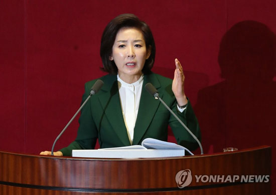 (서울=연합뉴스) 12일 오전 국회 본회의장에서 자유한국당 나경원 원내대표가 교섭단체대표 연설을 하고 있다.