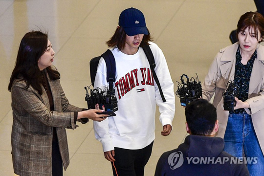(영종도=연합뉴스) 성관계 동영상 불법촬영과 유포 혐의를 받는 가수 정준영이 12일 오후 인천국제공항을 통해 귀국하고 있다. 2019.3.12