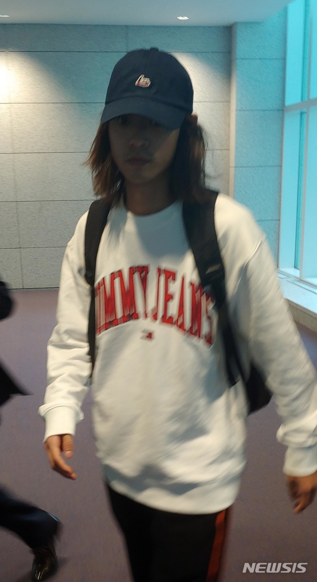 【인천공항=뉴시스】카카오톡 단체대화방을 통해 불법 촬영한 성관계 동영상을 유포했다는 의혹이 제기된 가수 정준영이 해외일정을 중단하고 12일 오후 인천공항을 통해 귀국하고 있다. 2019.03.12