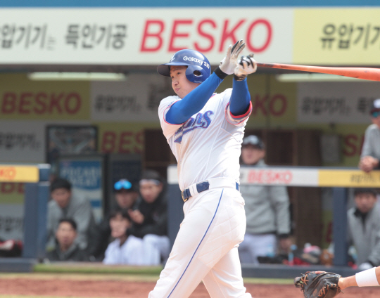 삼성의 김동엽이 12일 대구삼성라이온즈파크에서 열린 KT와의 2019 신한은행 마이카 프로야구 시범경기에서 5회 말 좌익수 방면으로 안타를 때리고 있다.  삼성 제공