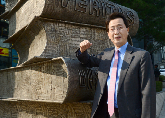박인국 최종현학술원 원장이 지난 4일 서울 강남구 역삼동 한국고등교육재단 빌딩 앞, 책을 쌓아놓은 형태의 조형물에 기댄 채 학술원 설립 취지에 대해 설명하고 있다.  신창섭 기자 bluesky@
