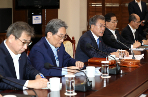 문재인 대통령이 4일 국가안전보장회의(NSC) 전체회의를 주재하고 있다. 뉴시스 연합뉴스
