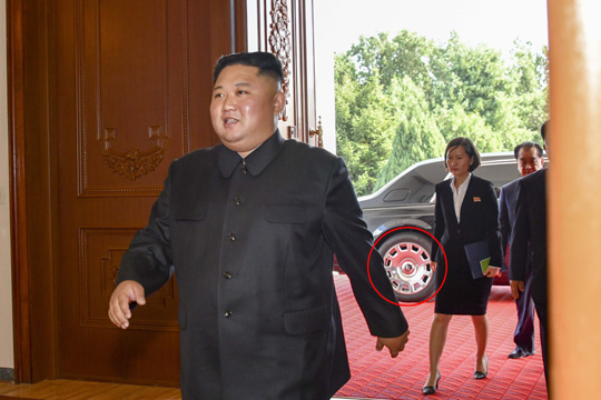 김정은 북한 국무위원장이 지난해 10월 평양을 방문한 마이크 폼페이오 미국 국무장관과 만나기 위해 전용차인 롤스로이스 팬텀 차량에서 내려 회담장으로 이동하고 있다.  뉴시스