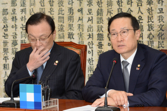 홍영표(오른쪽) 더불어민주당 원내대표가 13일 오전 국회에서 열린 최고위원회의에서 모두발언을 하고 있다. 왼쪽은 이해찬 대표.  김호웅 기자 diverkim@