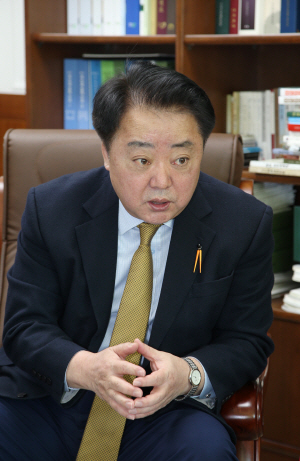 <2019년 자치단체장에게 듣는다>한범덕 청주시장 “1500년 정체성 지닌 세계 속 文化도시로 만들 것”