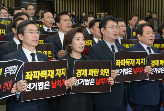 15일 오전 국회에서 열린 자유한국당 긴급의총에서 나경원(앞줄 왼쪽 두 번째) 원내대표 등 소속 의원들이 상복차림으로 선거법 개정 반대 구호를 외치고 있다.