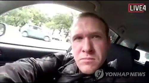 총격범 추정 인물이 차를 몰고 가며 촬영한 자신의 모습. [AP=연합뉴스]