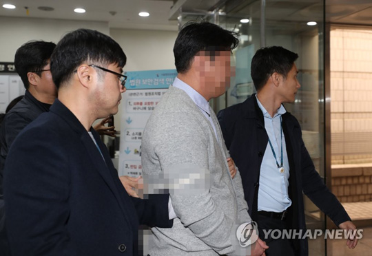 (서울=연합뉴스) 서울 강남의 유명 클럽 ‘버닝썬’과 경찰 간 유착 고리로 지목된 전직 경찰관 강모씨가 15일 오전 영장실질심사를 마치고 서초구 서울중앙지법을 나서고 있다. 2019.3.15