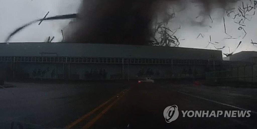 15일 오후 4시 30분께 충남 당진시 송악읍 현대제철 당진공장 제품 출하장 슬레이트 지붕이 강한 바람에 휩쓸려 부두 쪽으로 날아가고 있다. [독자 송영훈씨 입수 제공]